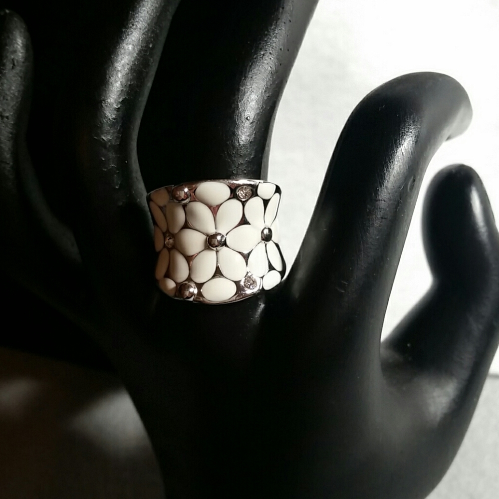 Beautiful stainless steel wide band daisy ring!